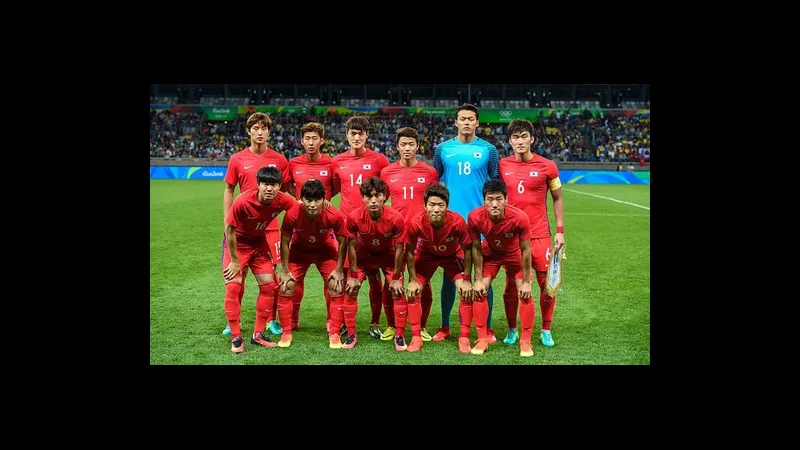 Cầu thủ Hàn Quốc với bóng trước sự truy cản của cầu thủ Paraguay Cầu thủ Hàn Quốc với bóng trước sự truy cản của cầu thủ Paraguay