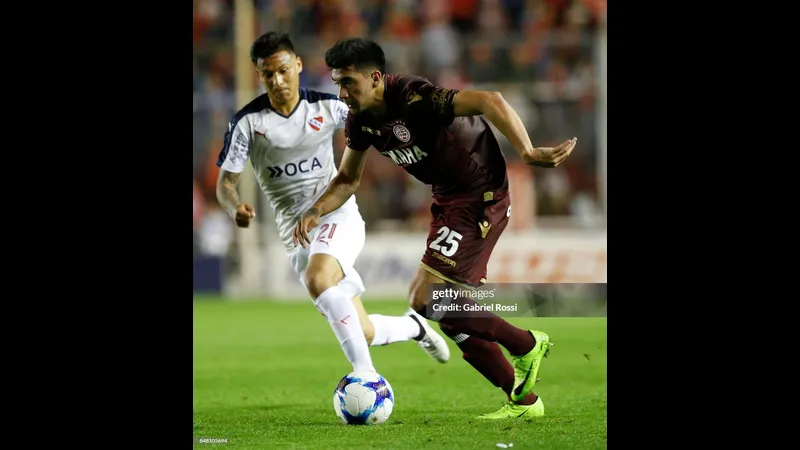 Cầu thủ Independiente điều chỉnh bóng giữa áp lực từ cầu thủ Lanus Cầu thủ Independiente điều chỉnh bóng giữa áp lực từ cầu thủ Lanus