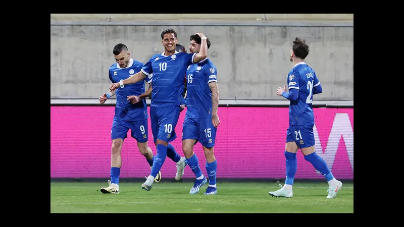 Cầu thủ của San Marino chống đỡ trước sức ép của cầu thủ Đảo Síp trong trận đấu