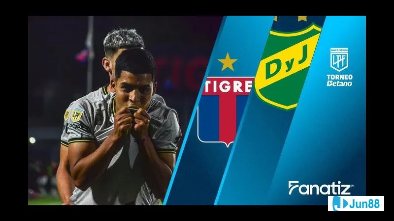 Cầu thủ của Tigre đang cố gắng cản phá cú sút của cầu thủ Defensa y Justicia