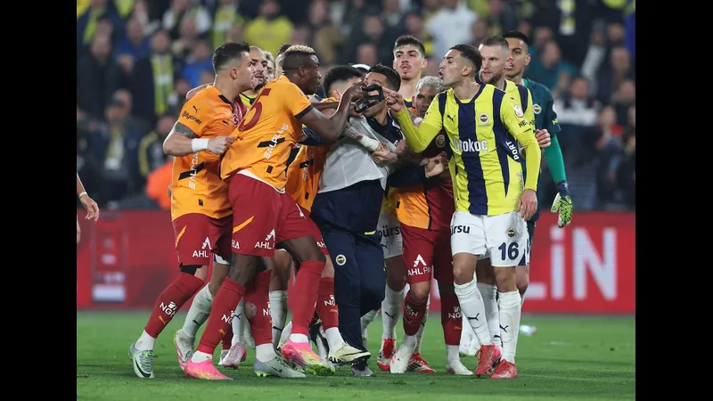 Cầu thủ của Fenerbahce nỗ lực chống chọi với cầu thủ Galatasaray để giành quyền kiểm soát…