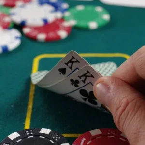 Poker Là Gì Mà Khiến Triệu Người Phát Cuồng? Jun88 Hé Lộ