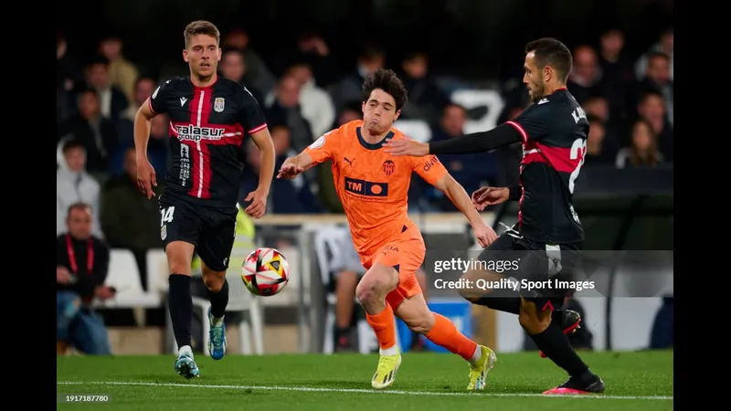 Cầu thủ của Cartagena chống lại sự áp đảo của Valencia trong trận đấu bóng đá