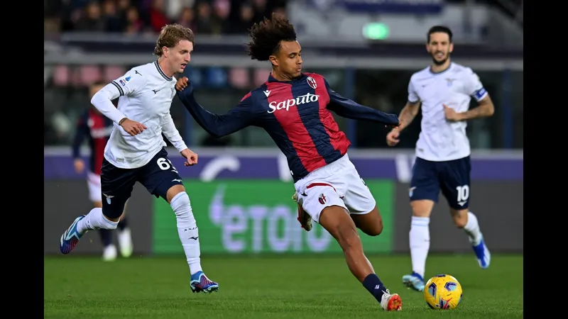 Cầu thủ Lazio cướp bóng từ cầu thủ Bologna trong trận đấu giữa Lazio và Bologna. Cầu thủ Lazio cướp bóng từ cầu thủ Bologna trong trận đấu giữa Lazio và Bologna.