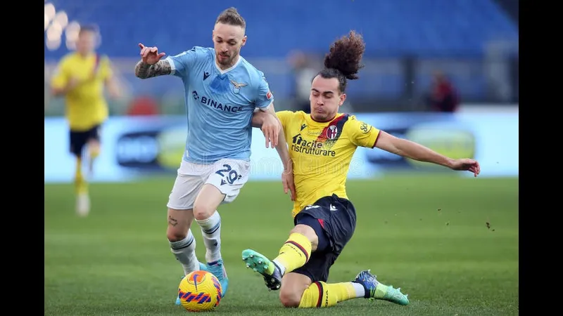 Cầu thủ Lazio vượt qua hậu vệ Bologna bằng kỹ thuật đi bóng tinh tế Cầu thủ Lazio vượt qua hậu vệ Bologna bằng kỹ thuật đi bóng tinh tế