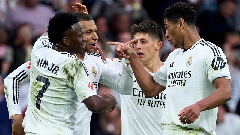 Cầu thủ Real Madrid với bóng, đối mặt với cầu thủ Celta Vigo đang đeo găng tay