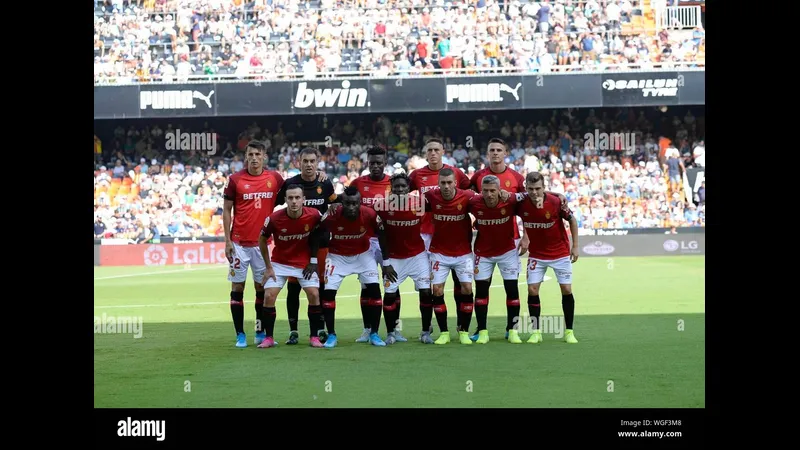 Hậu vệ của đội Valencia ngăn chặn cầu thủ của Mallorca tiến về phía khung thành