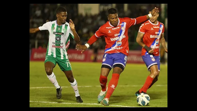 Cầu thủ của Xelaju vượt qua cầu thủ Antigua bằng kỹ thuật đi bóng tinh tế.