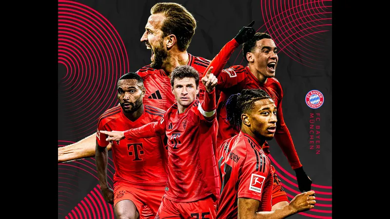 Cầu thủ Bayern Munich và Augsburg tranh chấp bóng trên sân cỏ