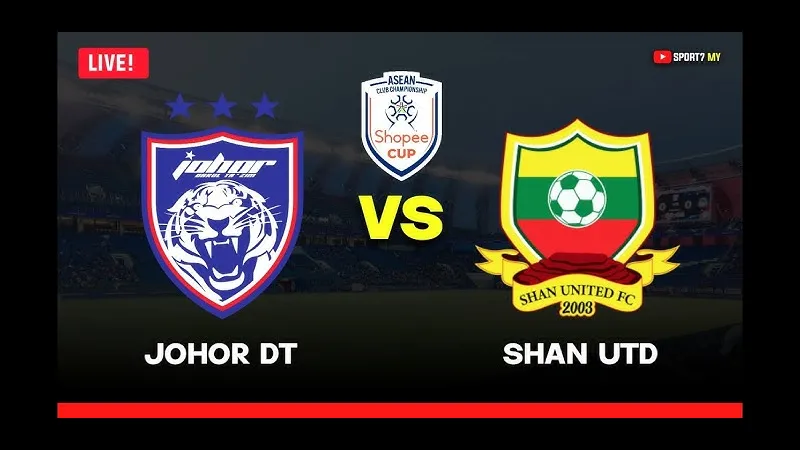 Cầu thủ Johor DT và Shan Utd tranh chấp bóng trước khán giả Cầu thủ Johor DT và Shan Utd tranh chấp bóng trước khán giả