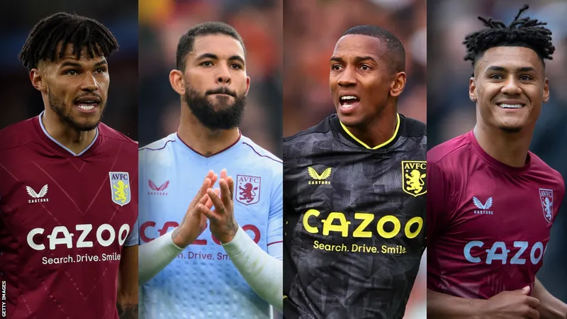 Cầu thủ Aston Villa chạy nhanh để tranh bóng khỏi cầu thủ Newcastle