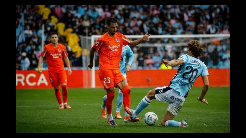 Cầu thủ Paysandu và Miramar đang tranh chấp quả bóng trên sân