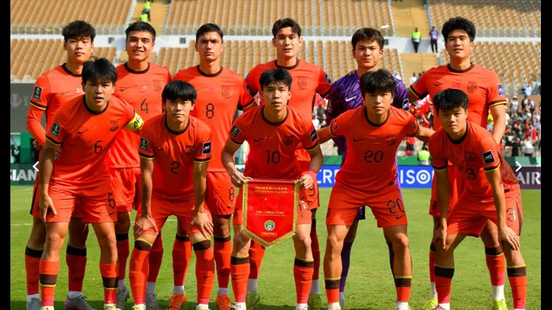 Cầu thủ U23 Trung Quốc và U23 Nhật Bản tranh chấp quả bóng - Phong độ gần