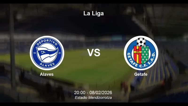 Cầu thủ của Alaves và Getafe tranh chấp bóng trên sân Cầu thủ của Alaves và Getafe tranh chấp bóng trên sân