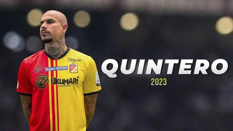 Cầu thủ Deportivo Pereira tiến vào vòng cấm với bóng