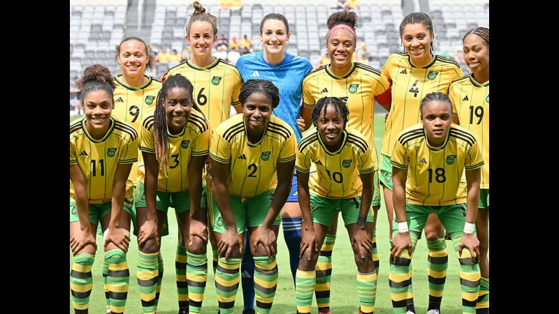 Cầu thủ New Caledonia và Jamaica tranh chấp bóng trên sân - Phân tích chiến Cầu thủ New Caledonia và Jamaica tranh chấp bóng trên sân - Phân tích chiến