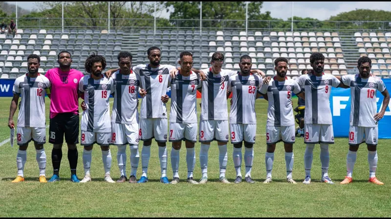 Cầu thủ New Caledonia chạy nhanh để tranh bóng trước Jamaica Cầu thủ New Caledonia chạy nhanh để tranh bóng trước Jamaica