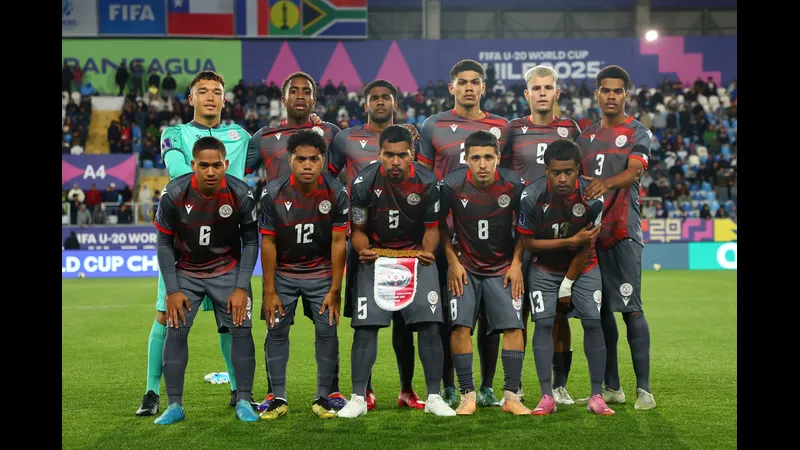 Cầu thủ New Caledonia và Jamaica đấu tranh gay gắt trên sân Cầu thủ New Caledonia và Jamaica đấu tranh gay gắt trên sân