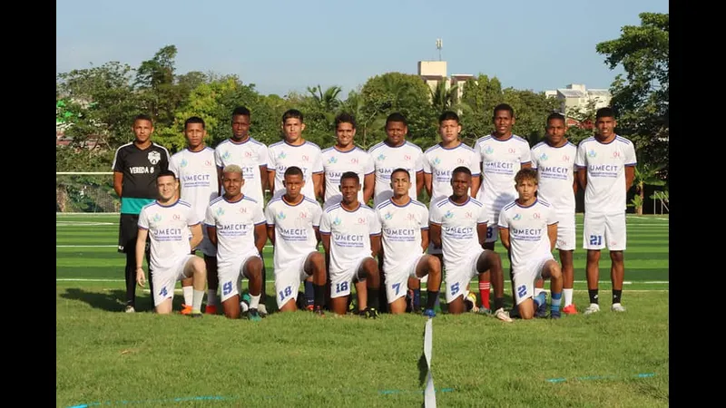 UMECIT và Herrera tranh chấp quả bóng trên sân cỏ UMECIT và Herrera tranh chấp quả bóng trên sân cỏ